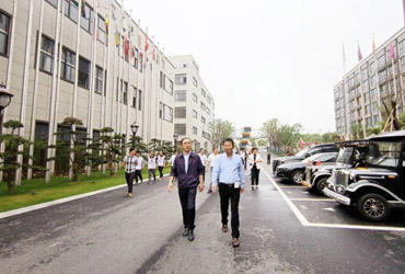 Wang Haijing de la Sociedad de la Cruz Roja de China y su séquito visitaron el Parque Industrial Médico a largo plazo en busca de investigación y orientación.
